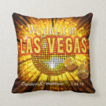 Las Vegas Mr. & Mrs Bröllop Keepsaké Kudde<br><div class="desc">Snyggt,  glitz,  faux blinged ut och glitter,  den här contemporaryn har Las Vegas dekorativ kudde ett funky-filmskapare. Matchande inbjudningar och andra tillgängliga produkter. För frågor/begäranden,  e-post:cheryl@cheryldanielsart.com.  "Las Vegas Ljus" originaldesign av Cheryl Daniels © 2014. ANMÄRKNING: Den här kudden innehåller inte "real" glitter,  bara teckningar som ser ut som glitter.</div>