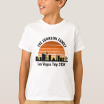 Las Vegas Strip Sunset Anpassningsbar Vacation Kid T Shirt<br><div class="desc">Coola anpassningsbar Las Vegas skyline vid solnedgångna barn t-shirts för din familjemester eller resa till ljus. Gamla från soluppgången till solnedgången i den här staden och kom ihåg det med den här keepsaksouvenir.</div>