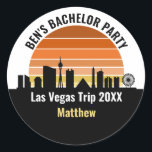 Las Vegas Strip Sunset Anpassningsbar Vacation Runt Klistermärke<br><div class="desc">Coola anpassningsbar Las Vegas skyline på soldekalen för din familjeterester eller resa till ljus. Gamla från soluppgången till solnedgången i den här staden och kom ihåg det med den här keepsaksouvenir.</div>