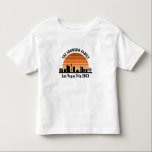 Las Vegas Strip Sunset Anpassningsbar Vacation T Shirt<br><div class="desc">Coola anpassningsbar Las Vegas skyline vid solnedgången småbarn t-shirts för din familjemester eller bilfesten resa till staden ljus. Gamla från soluppgången till solnedgången i den här staden och kom ihåg det med den här keepsaksouvenir.</div>