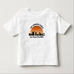 Las Vegas Strip Sunset Anpassningsbar Vacation T Shirt<br><div class="desc">Coola anpassningsbar Las Vegas skyline vid solnedgången småbarn t-shirts för din familjemester eller bilfesten resa till staden ljus. Gamla från soluppgången till solnedgången i den här staden och kom ihåg det med den här keepsaksouvenir.</div>