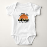 Las Vegas Strip Sunset Anpassningsbar Vacation T Shirt<br><div class="desc">Coola anpassningsbar Las Vegas skyline vid solnedgången i baby bodykosti för din familjesester eller bilfest resa i staden ljus. Gamla från soluppgången till solnedgången i den här staden och kom ihåg det med den här keepsaksouvenir.</div>