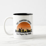 Las Vegas Strip Sunset Anpassningsbar Vacation Två-Tonad Mugg<br><div class="desc">Coola anpassningsbar Las Vegas skyline vid sunset mugg för din familjerester eller bilfest resa till staden ljus. Gamla från soluppgången till solnedgången i den här staden och kom ihåg det med den här keepsaksouvenir.</div>