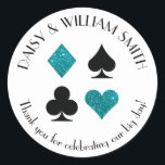 Las Vegas-tema Anpassad textdekal Teal Glitter Runt Klistermärke<br><div class="desc">Falskt teal glitter och svarta kortsviter är omgivna av anpassningsbar text som gör dessa runda dekaler perfekta för alla möjliga projekt och tillfällen. Använd dem för att märka presenter till bröllopsgäster,  för att stänga kuvert och mer.</div>