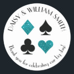 Las Vegas-tema Anpassad textdekal Teal Glitter Runt Klistermärke<br><div class="desc">Falskt teal glitter och svarta kortsviter är omgivna av anpassningsbar text som gör dessa runda dekaler perfekta för alla typer av projekt och tillfällen. Använd dem för att märka presenter till bröllopsgäster,  för att stänga kuvert och mer.</div>