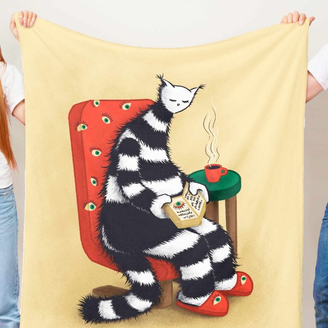 Läsa Kat Bok Älskare Fleecefilt (light beige blanket with weird reading cat character with book and coffee illustration held in hands)