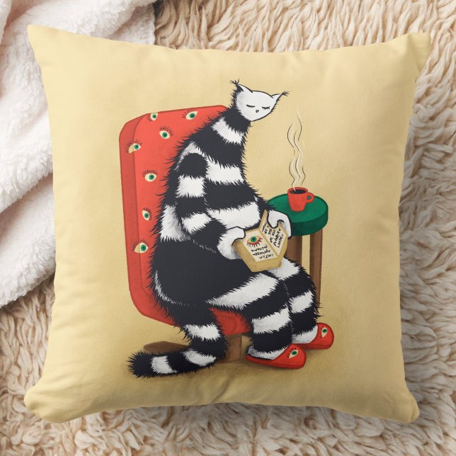 Läsa Kat Bok Älskare Kudde (close up of a pillow opn floor with image of weird cat reading book
)