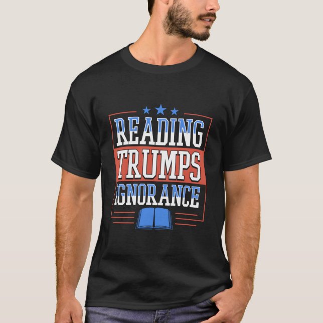 Läsa Trumps Ignorance Democrat Bok Reading Lit T Shirt (Framsida)