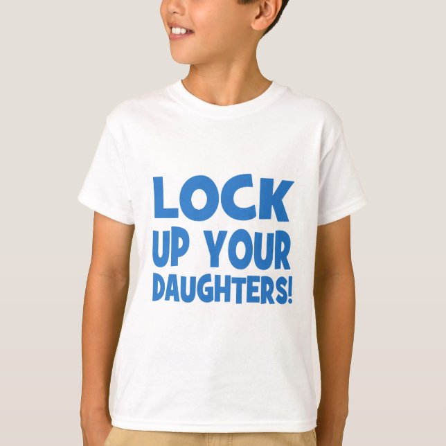 Låsa upp dina döttrar! t-shirt (Framsida)