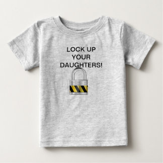 Låsa upp dina döttrar! tee shirt