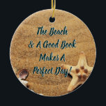 Läsa vid Beach Bok Klubb Group Bookworm Julgransprydnad Keramik<br><div class="desc">Beach och Bra Bok gör en Perfekt dag. Bok tog upp ornamet för medlemmar i bok klubb som också kärlek stranden! Sandy strand med snäckor. Perfekt bok klubb-dekoration för helgdag-presentbörsen.</div>