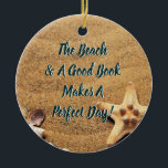 Läsa vid Beach Bok Klubb Group Bookworm Julgransprydnad Keramik<br><div class="desc">Beach och Bra Bok gör en Perfekt dag. Bok tog upp ornamet för medlemmar i bok klubb som också kärlek stranden! Sandy strand med snäckor. Perfekt bok klubb-dekoration för helgdag-presentbörsen.</div>