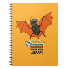 Läsande fladdermus | Whimsisk bibliotekarie med bö Anteckningsbok