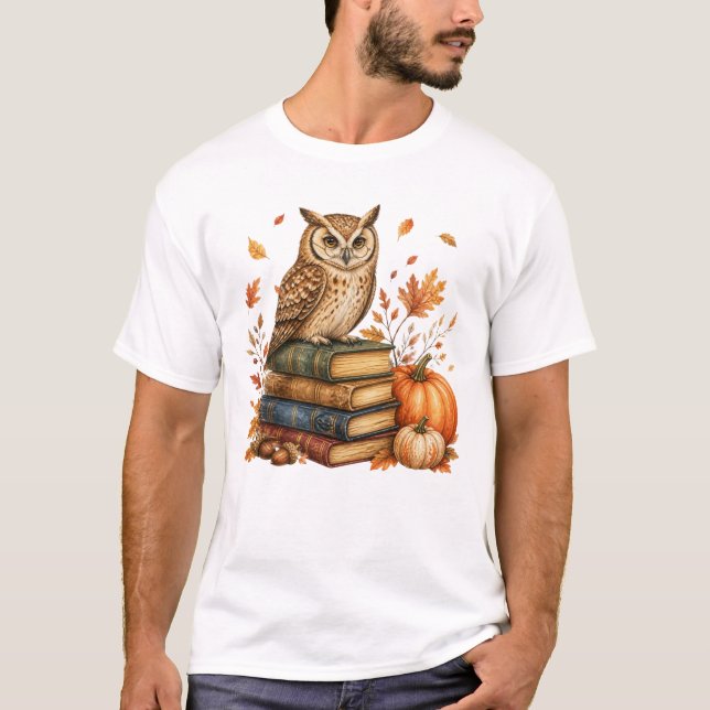 Läsande uggla höst halloween  t shirt (Framsida)