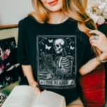 Läsaren Skeleton Läser boklover Halloween T Shirt<br><div class="desc">Släpp loss din inre bokmask med den här skrämmande charmerande Tarot-kortet-stil-skelettet och lästgarantin! Perfekt för Halloween fest,  bok klubbar eller som en snabb gåva till läsaren i ditt liv!</div>