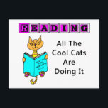Läser, alla Coolor gör det Vykort<br><div class="desc">Coola katter vet att kunskap är makt,  och det bästa sättet att få kunskap är att läsa. Besök en bibliotek eller en bokbutik i dag,  skaffa dig en bok och läs som en coola katt! Art & design av Victoria Lynn Hall.</div>