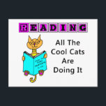 Läser, alla Coolor gör det Vykort<br><div class="desc">Coola katter vet att kunskap är makt,  och det bästa sättet att få kunskap är att läsa. Besök en bibliotek eller en bokbutik i dag,  skaffa dig en bok och läs som en coola katt! Art & design av Victoria Lynn Hall.</div>