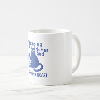 Läser anteckningar och dricker rostat rolig mugg