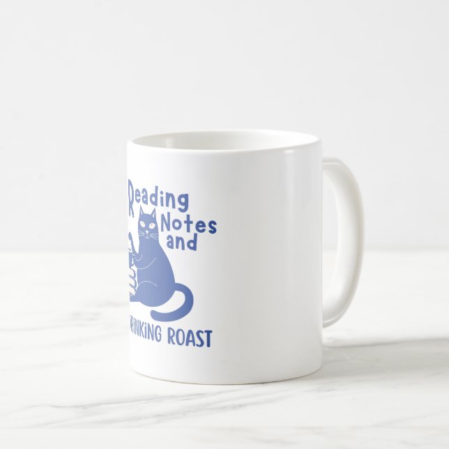 Läser anteckningar och dricker rostat rolig mugg (Framsida höger)
