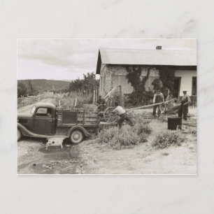 Läser in en mower - 1940. vykort