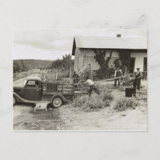 Läser in en mower - 1940. vykort