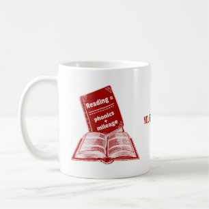 Läser milkostnadsfonetik kaffemugg
