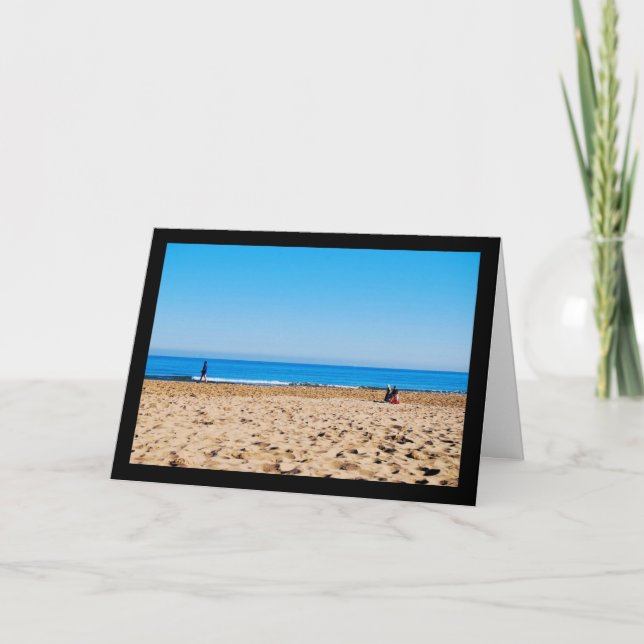 Läser på den sandiga stranden kort (Framsida)