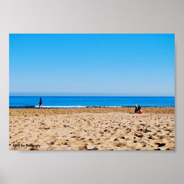 Läser på den sandiga stranden poster (Framsidan)