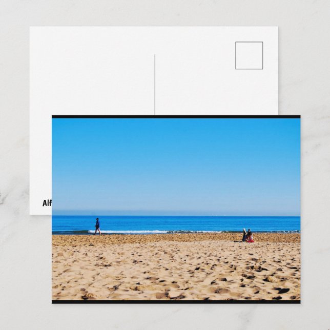 Läser på den sandiga stranden vykort (Fram/baksida)