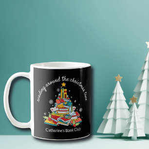 Läser runt julgranen bokklubb kaffemugg