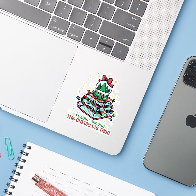 Läser runt julgranen  klistermärken (Laptop med iPhone)