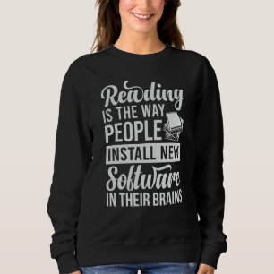 Läser som människor installerar ny programvara i s t shirt