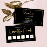 Lash Beauty Salon Black & Guld Logotyp Chic Custom Lojalitetskort<br><div class="desc">Chic- och bondförmånskort med modernt skript, guld-effekter och svart bakgrund. Du kan anpassa texten, lägga till företagsinformation och logotyp för att göra det här rabattkortet till ditt eget. Det här lyxiga visitkortet för slå innehåller 6 guld frimärke-kortplatser eller så kan du lägga till mer efter behov. Skapa lyxkunder belöna kort...</div>
