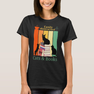 Läsning av katt som lätt distraherats av svart kat t shirt