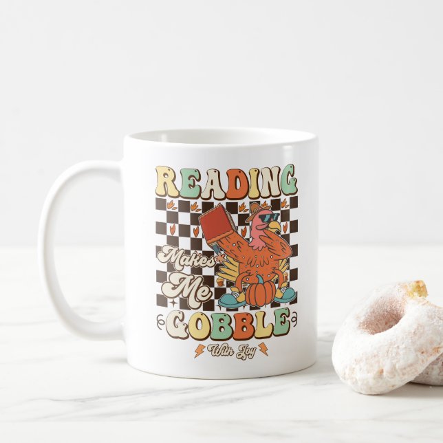 Läsning Får Mig Att Gobbla Av Glädje Thanksgiving  Kaffemugg (Med munk)