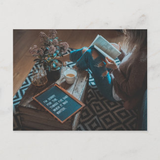 läsning med en litterär kopp av tea vykort