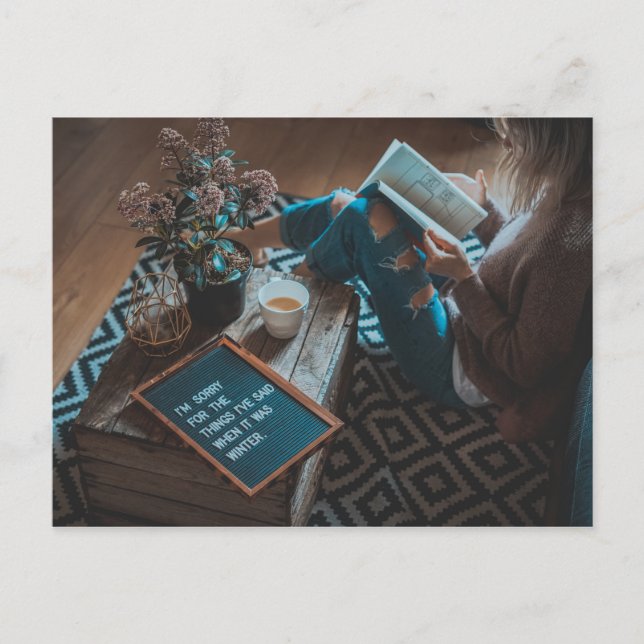 läsning med en litterär kopp av tea vykort (Framsida)