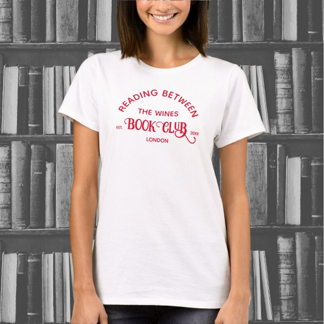Läsning mellan Vin Bok Klubb Red Vapensköld T Shirt (Skapare uppladdad)