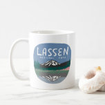 Lassen National Park Mountain Volcano Kalifornien Kaffemugg<br><div class="desc">Kolla in coolan som illustrerar Lassens nationalpark. Perfekt till morgonte eller kaffe. Kolla min butik för mer! Samla in hela parker, jag skapar nya hela tiden. Jag klistermärken i kärlek! Kolla min butik för mer vandring, camping, fåglarliv, fåglar och massor mer! Du kan också hitta den här designen på T-sidor,...</div>