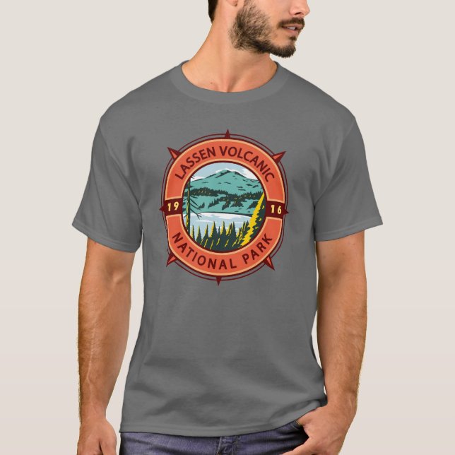 Lassen Volcanic National Park Retro Compass Emblem T Shirt (Framsida)