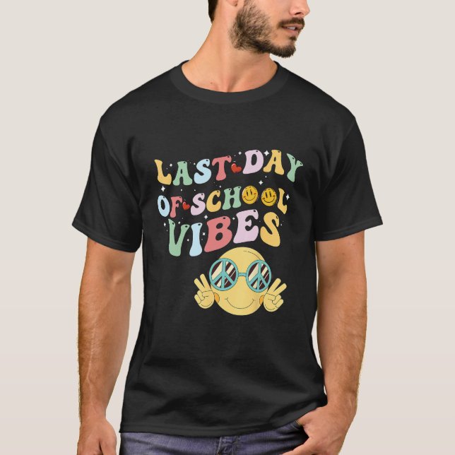 last day of summer vibes, groovy summer, funny tea t shirt (Framsida)