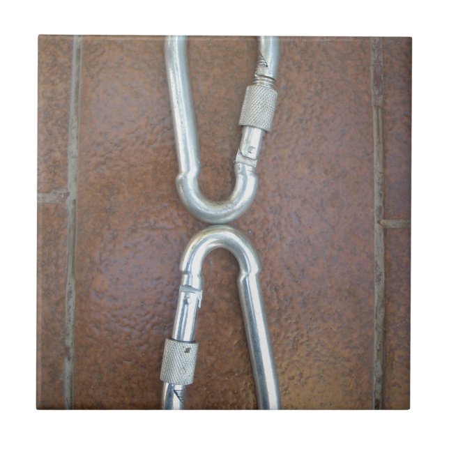 Låst i: Konstruktion för tåligt lås av stålbehålla Kakelplatta (Framsidan)