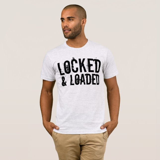 LÅST OCH LADDAD PISTOL t-shirts (Hel framsida)