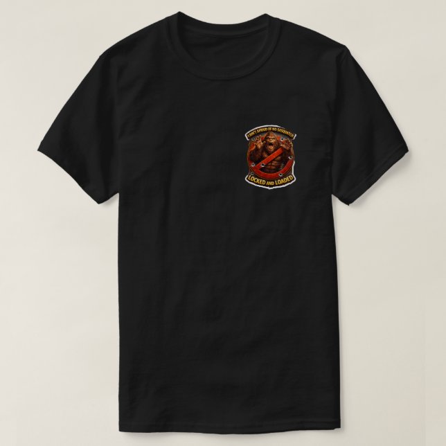Låst och laddad Sasquatch-jaktficka för kämpar T Shirt (Design framsida)