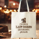 Last Rodeo Bachelor Party Cowboy Groomsman Tygkasse<br><div class="desc">Ring ut alla cowboyer för att fira deras sydväns sista Rodeo. Ett brunt par cowboystövlar och hatt som sitter vid en grym parchment stil groomsman i väskan för en sparkande bra med dina westerna vänner i land. En coola-vilda western hade en bakörfest med säckar för bästa man och brudgummen.</div>
