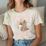 Last Rodeo Chic Cowgirl Boots Western Bachelorette T Shirt<br><div class="desc">Gå in i stil med vår häpnadsväckande "Last Rodeo" cowgirl-blommigt-western Bachelorette-trippelskjorta! Den här skjortan är designad för den moderna bruden som firar sin unika själ. Perfekt för ett Westernt temat Bachelorette-parti, för att visa kärlek för all sak Western, tillför den här skjortan ett konstnärligt inslag till firande. Med våra handmålade...</div>