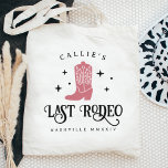 Last Rodeo Cowgirl Bachelorette Party Tygkasse<br><div class="desc">Välkomna vänner till din disco cowgirl eller westerna temed bachelorette helg med den söta personligen tote bags. Utformningen har en dammig bild av ro rosa cowboystart med "sista rodeo" under. Lägg till ditt namn,  plats namn och år.</div>