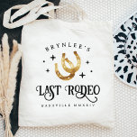 Last Rodeo Horseshoes Bachelorette Party Tygkasse<br><div class="desc">Välkomna vänner till din disco cowgirl eller westerna temed bachelorette helg med den söta personligen tote bags. Utformningen har ett par hästskogar som flankeras av retro disco-stil-stjärnor med "sista rodeo" under. Lägg till ditt namn,  plats namn och år.</div>