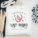 Last Rodeo Horseshoes Bachelorette Party Tygkasse<br><div class="desc">Välkomna vänner till din disco cowgirl eller westerna temed bachelorette helg med den söta personligen tote bags. Utformningen har ett par dammiga rosa-hästskor som flankeras av retro disco-stil-stjärnor med "sista rodeo" under. Lägg till ditt namn, plats namn och år. Hästskon och färg kan ändras så att de stämmer överens med...</div>