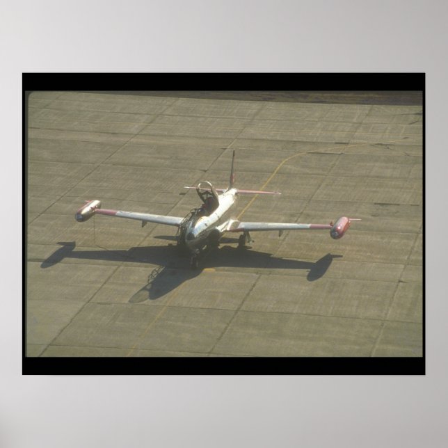 Låst T-33 Landning av tränare_Militära flygplan Poster (Framsidan)